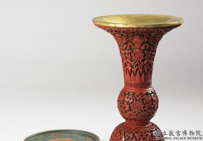 图片[3]-Gu-shaped carved red lacquer vase with decor of lotus scrolls and the Eight Treasures, Qing dynasty, Qianlong reign (1736-1795)-China Archive